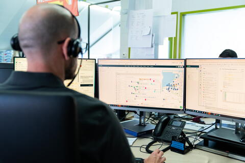 Link-Up medewerker die naar een scherm kijkt