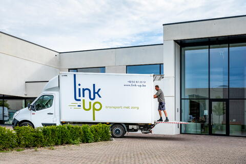 Link-Up koelwagen die geparkeerd staat voor een bedrijf.