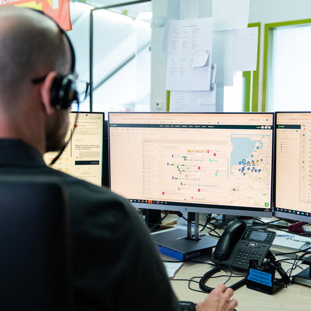 Link-Up medewerker die naar een scherm kijkt