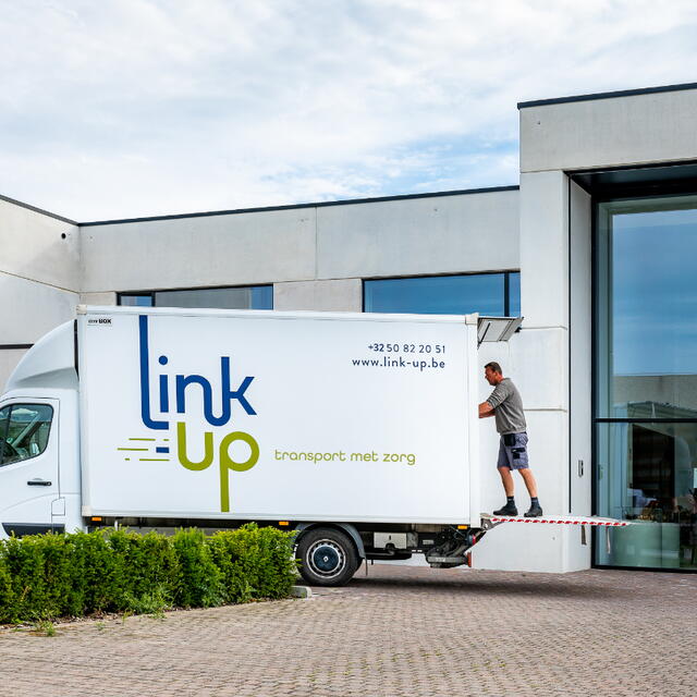 Link-Up koelwagen die geparkeerd staat voor een bedrijf.